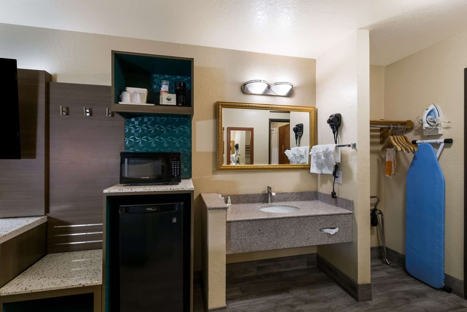 Pillowtop beds, desk, laptop workspace, blackout drapes