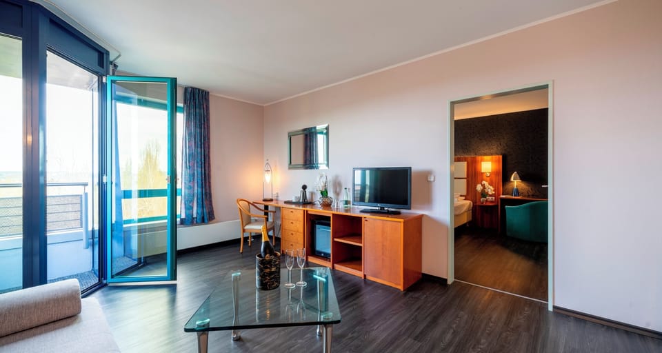 Suite | Living area | 43-inch TV with satellite channels