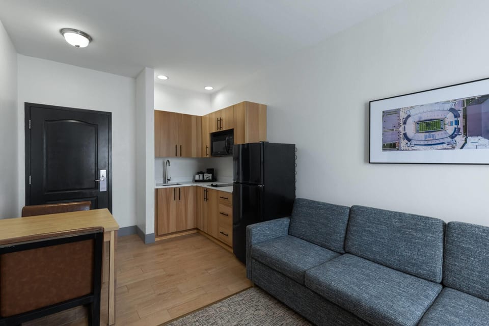 Suite, 1 King Bed, Non Smoking | Premium bedding, pillowtop beds, desk, blackout drapes