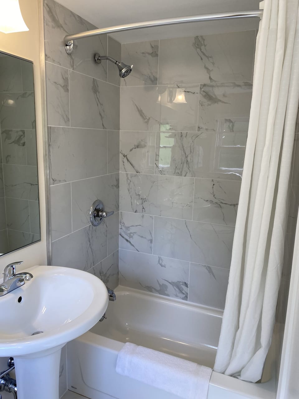 Combined shower/tub, free toiletries, hair dryer, towels