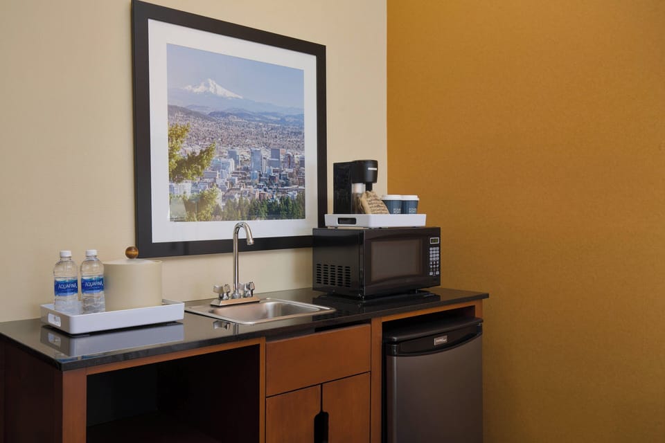 Deluxe Room, 1 King Bed | Premium bedding, down comforters, pillowtop beds, in-room safe