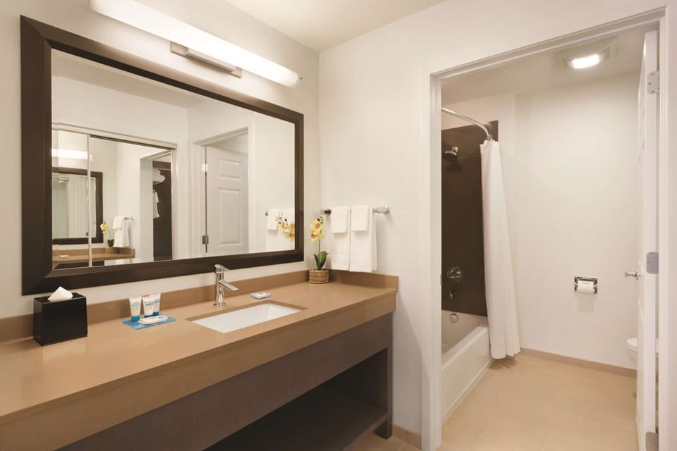 Combined shower/tub, deep soaking tub, designer toiletries, hair dryer