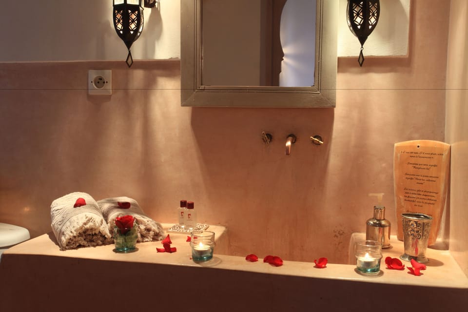 Combined shower/tub, free toiletries, towels