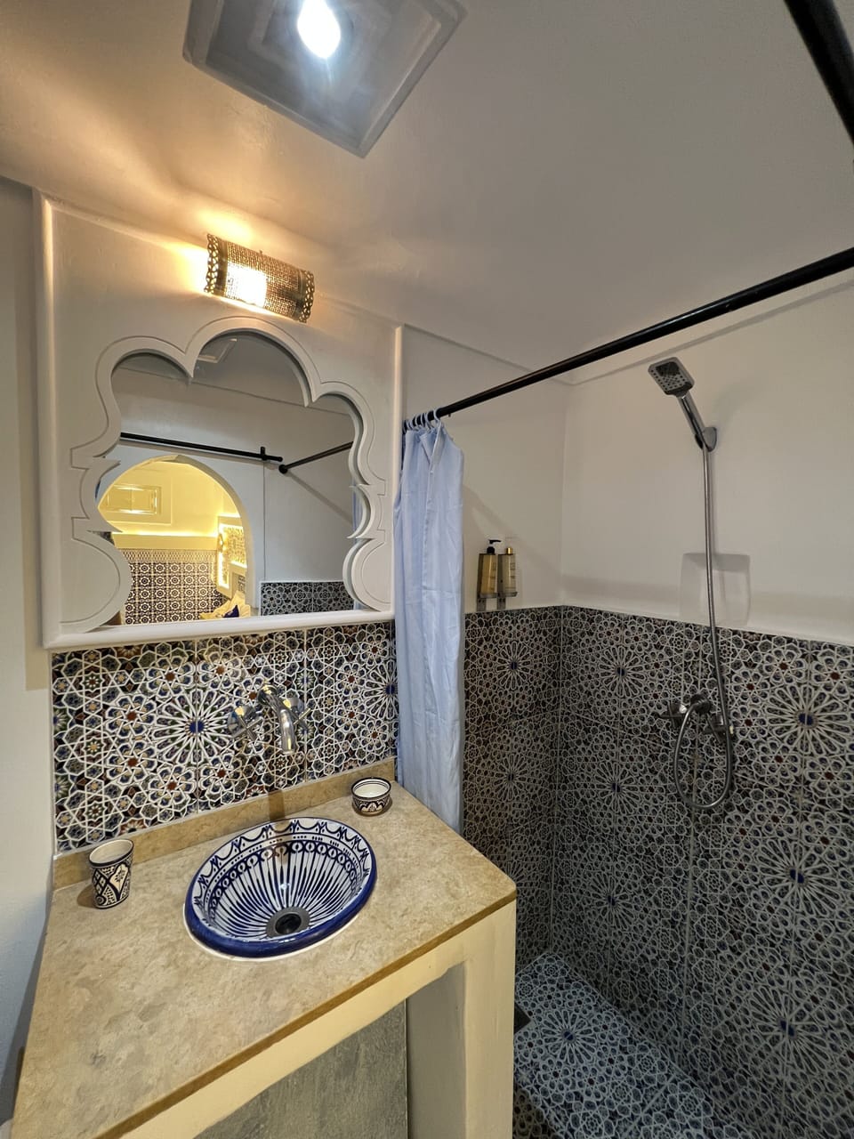 Twin Room | Bathroom | Shower, free toiletries, hair dryer, towels
