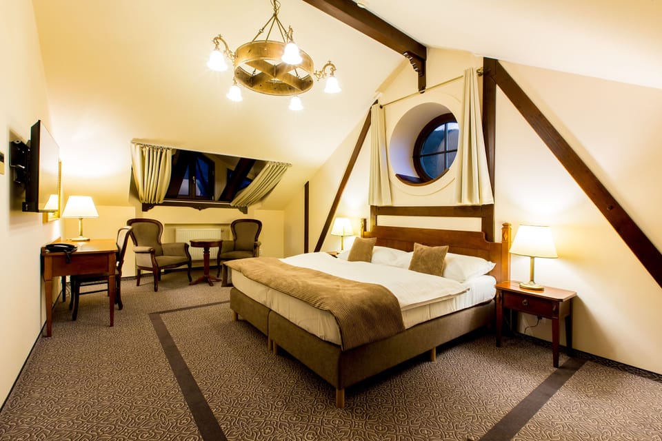 Deluxe Double Room | In-room safe, desk, free WiFi, bed sheets