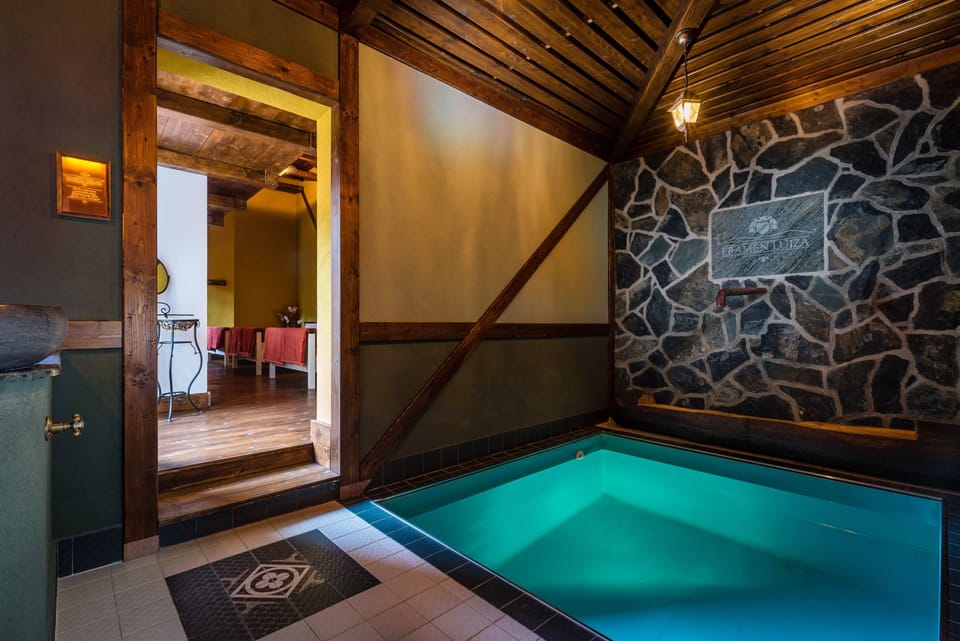 1 treatment room, massages