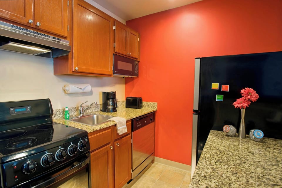 Fridge, microwave, stovetop, dishwasher