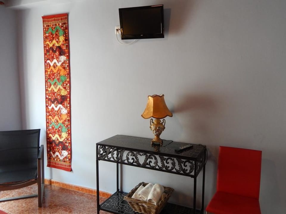 Double or Twin Room (baño compartido y balcón) | Desk, free WiFi