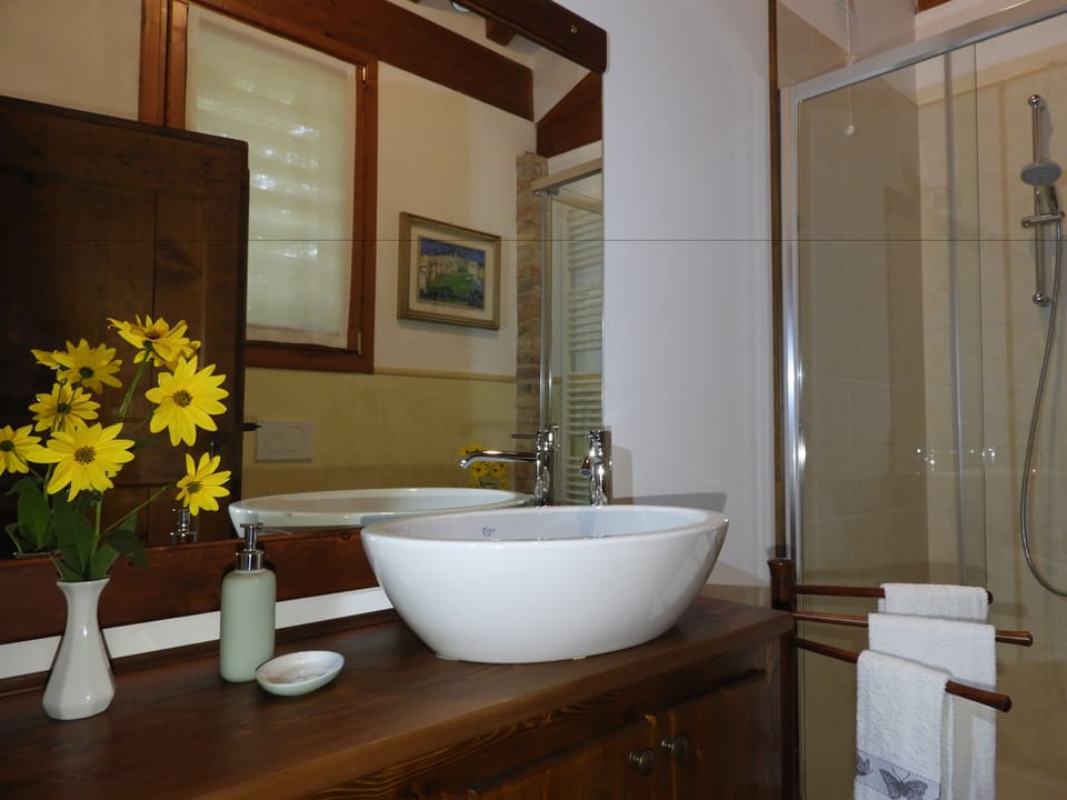 Double Room | Desk, iron/ironing board, free WiFi, bed sheets