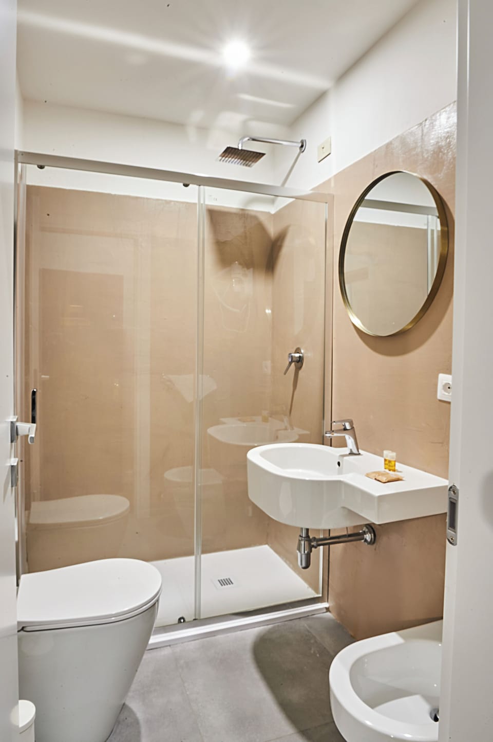 Shower, free toiletries, hair dryer, bidet