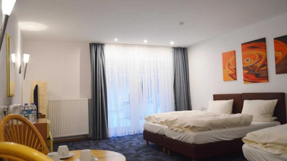 Desk, soundproofing, WiFi (free), bed sheets