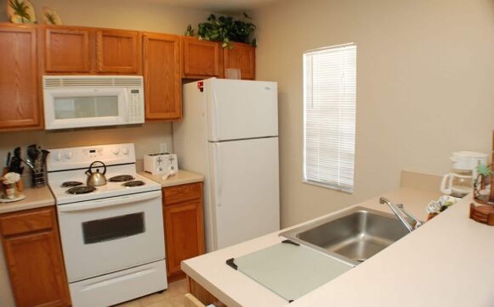 Townhome | Private kitchen | Fridge, microwave, stovetop, dishwasher