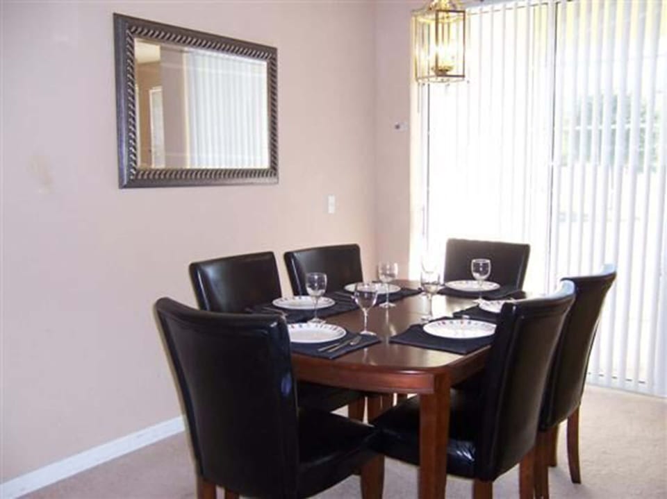 Full-size fridge, microwave, oven, stovetop