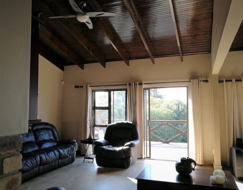 Exclusive House, 3 Bedrooms | Living area | Smart TV, DVD player