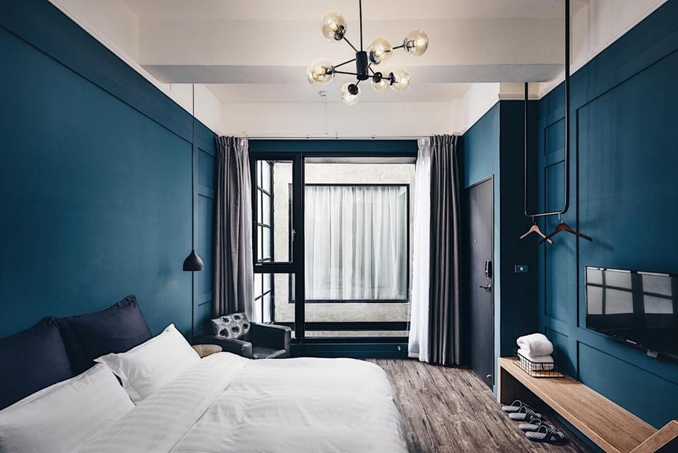 Blackout drapes, free WiFi, bed sheets