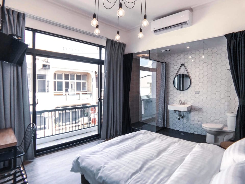 Classic Double Room, 1 Double Bed, Non Smoking (Daisy) | Bathroom | Shower, rainfall showerhead, free toiletries, hair dryer