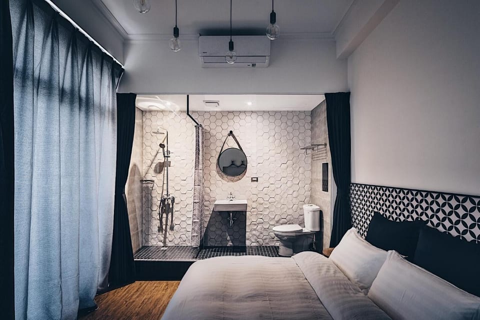 Blackout drapes, free WiFi, bed sheets