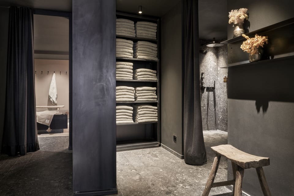 Sauna, hot tub, steam room, body treatments, aromatherapy