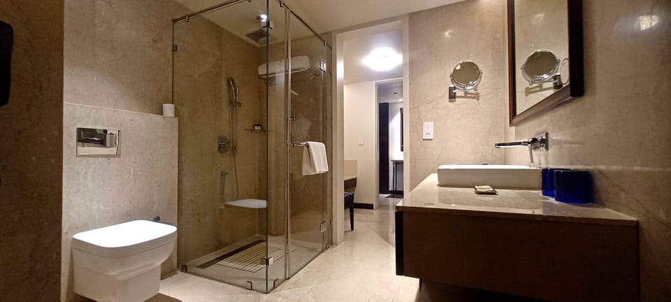 Suite (Deluxe Suite) | Bathroom | Deep soaking tub, rainfall showerhead, free toiletries, hair dryer