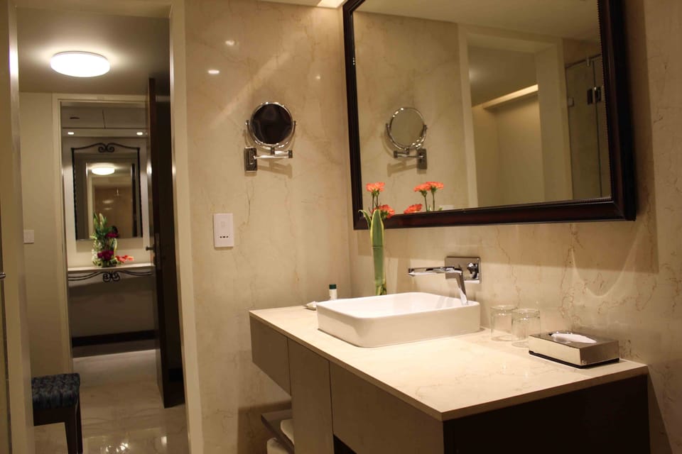 Suite (Deluxe Suite) | Bathroom | Deep soaking tub, rainfall showerhead, free toiletries, hair dryer