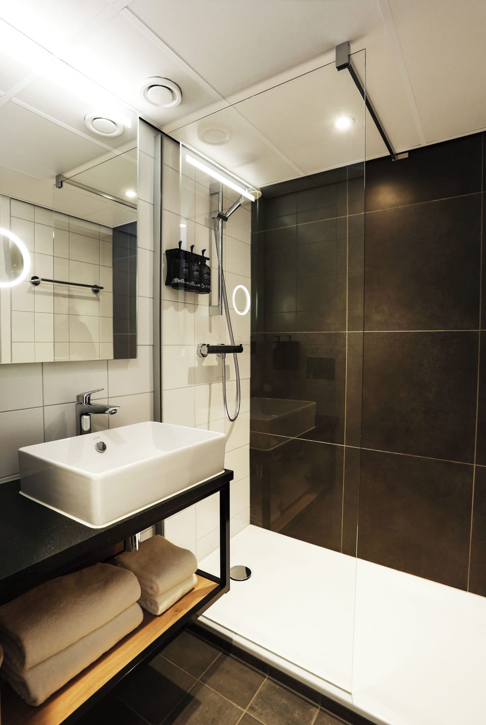 Shower, rainfall showerhead, free toiletries, hair dryer