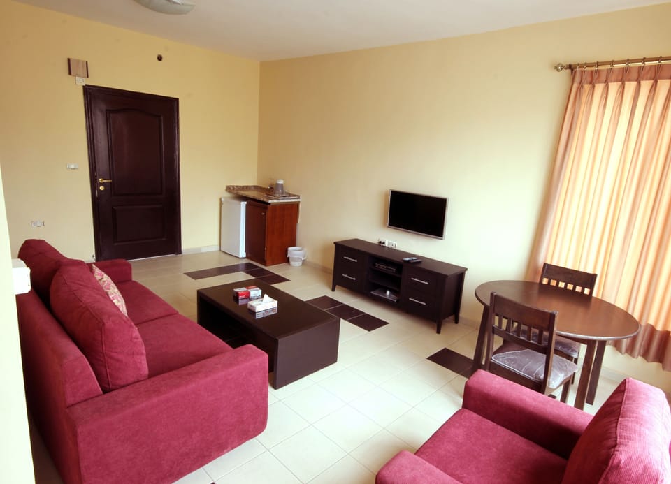 Deluxe Studio | Blackout drapes, iron/ironing board, WiFi (free), bed sheets