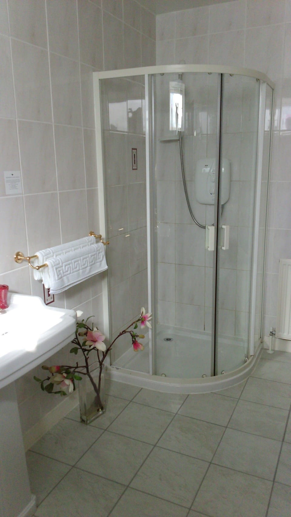 Family Suite | Bathroom | Separate tub and shower, free toiletries, hair dryer, bathrobes