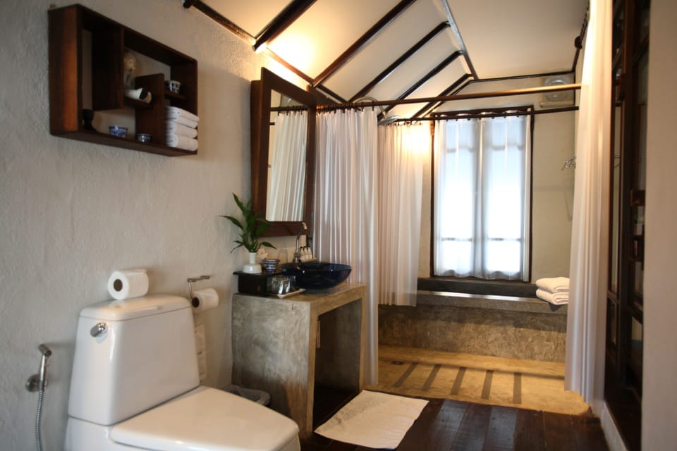Junior Suite, 1 King Bed | Bathroom | Rainfall showerhead, hair dryer, bathrobes, slippers