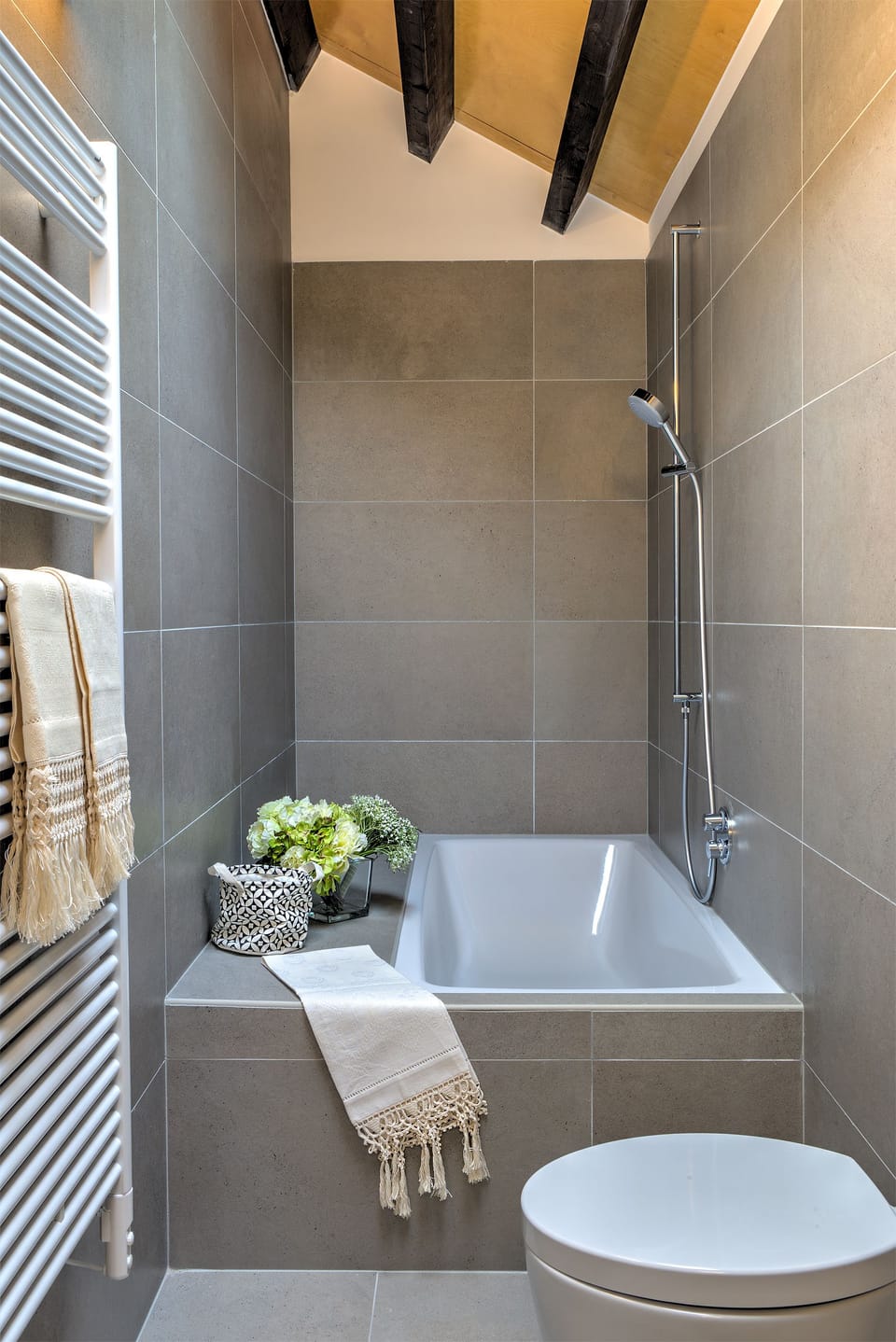 Apartment | Bathroom | Combined shower/tub, free toiletries, hair dryer, bidet