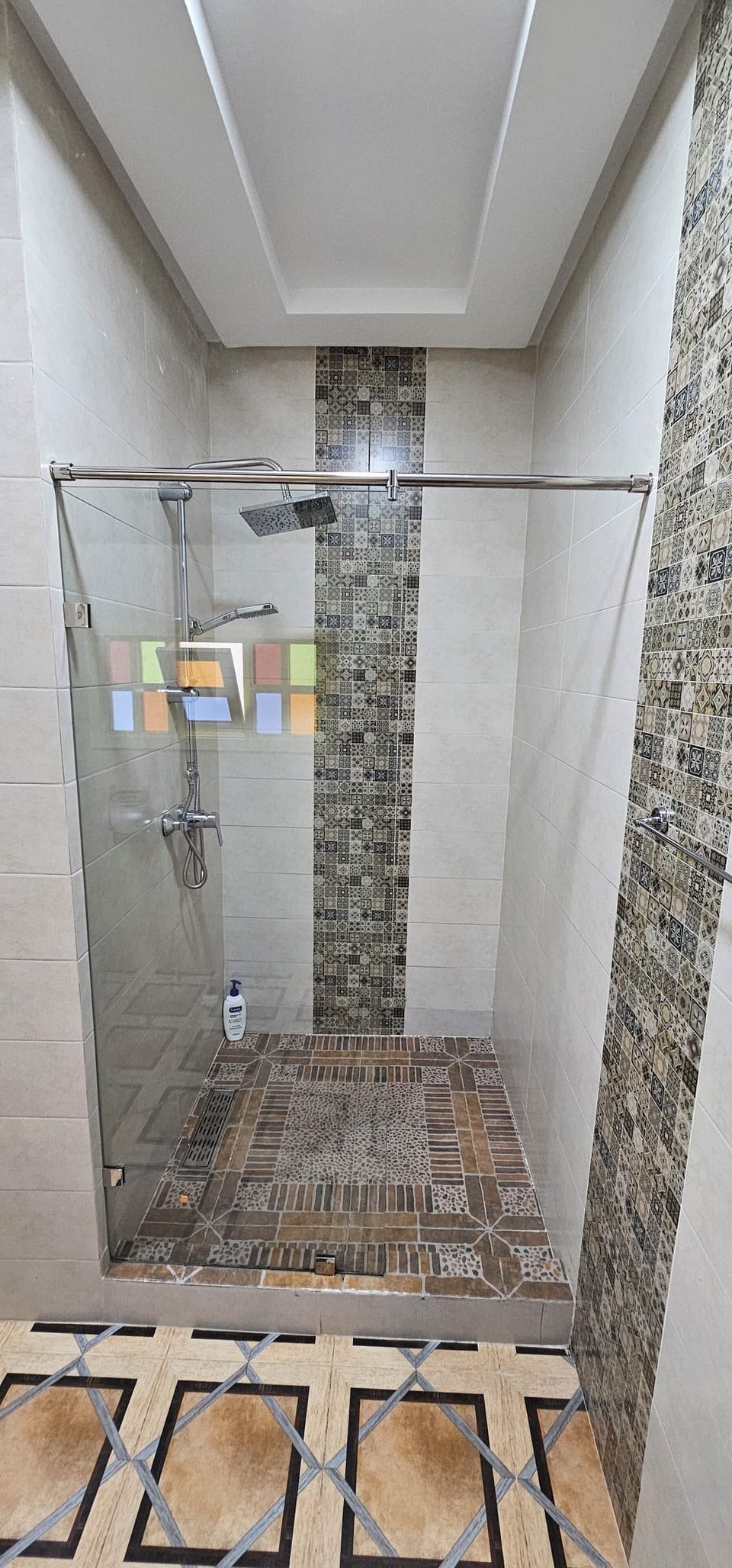 Deluxe Room, 1 Bedroom | Bathroom | Shower, rainfall showerhead, free toiletries, towels