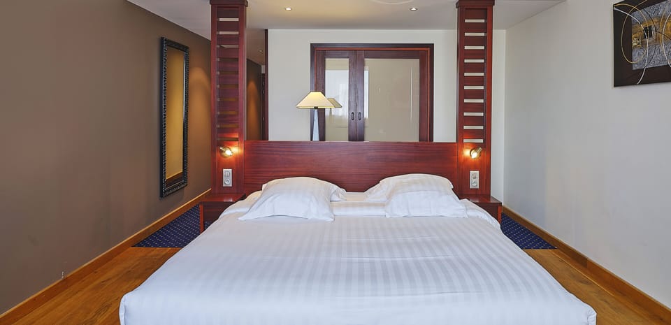 Comfort Double Room | Premium bedding, in-room safe, desk, laptop workspace