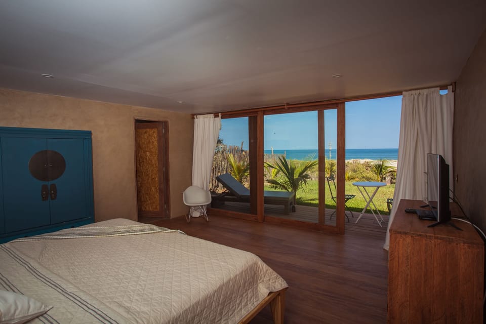 Deluxe Bungalow, 1 King Bed, Non Smoking, Private Bathroom | Premium bedding, minibar, in-room safe, blackout drapes