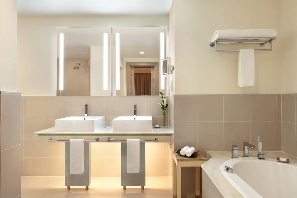 Deluxe Suite King with Lounge Access | Bathroom | Separate tub and shower, eco-friendly toiletries, hair dryer, bathrobes