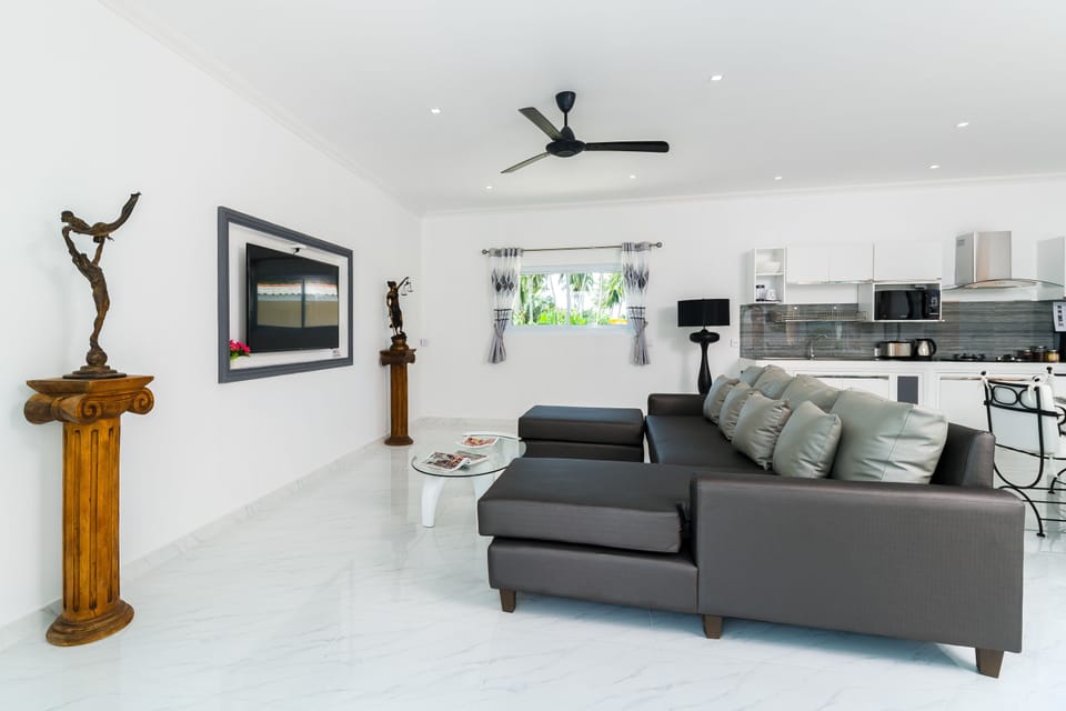 4 Bedrooms Villa | Living room | LCD TV, Netflix