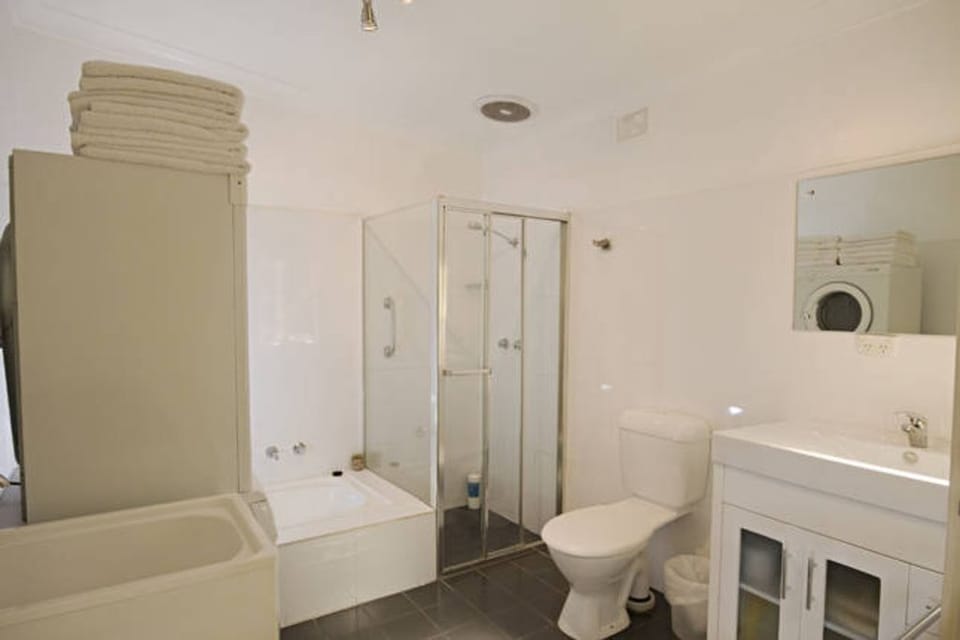 House, 3 Bedrooms | Bathroom | Separate tub and shower, free toiletries, hair dryer, towels
