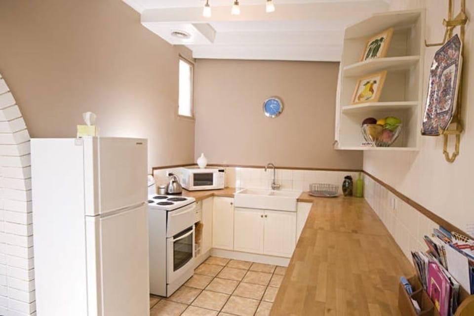 House, 3 Bedrooms | Private kitchen | Full-size fridge, microwave, oven, stovetop