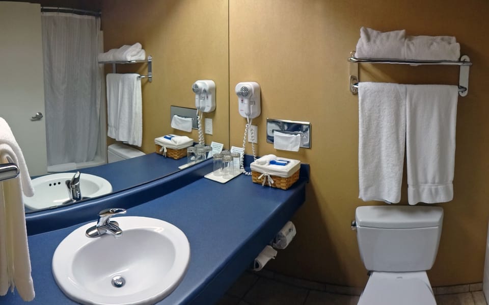 Beach Gardens Resort and Marina Hotel in Powell River