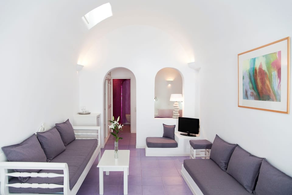 Honeymoon Suite | Minibar, in-room safe, soundproofing, iron/ironing board