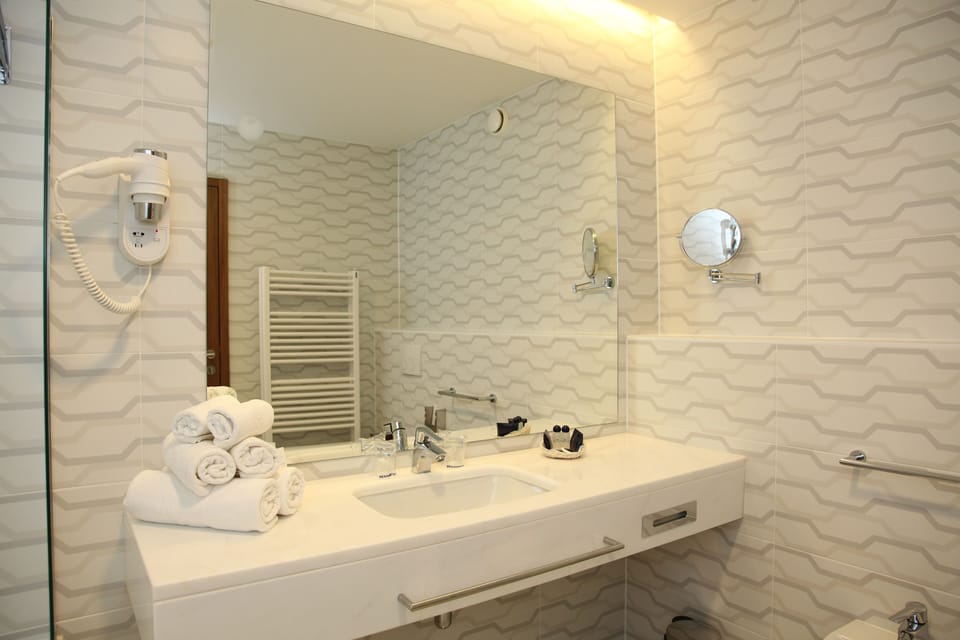 Standard Studio Suite | Bathroom | Free toiletries, hair dryer, bathrobes, slippers