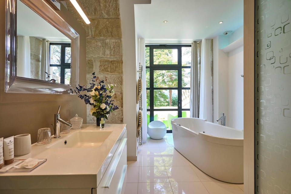 Suite (Pauline) | Bathroom | Free toiletries, hair dryer, bathrobes, towels