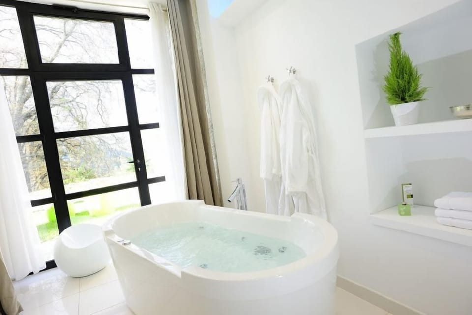 Suite (Pauline) | Bathroom | Free toiletries, hair dryer, bathrobes, towels