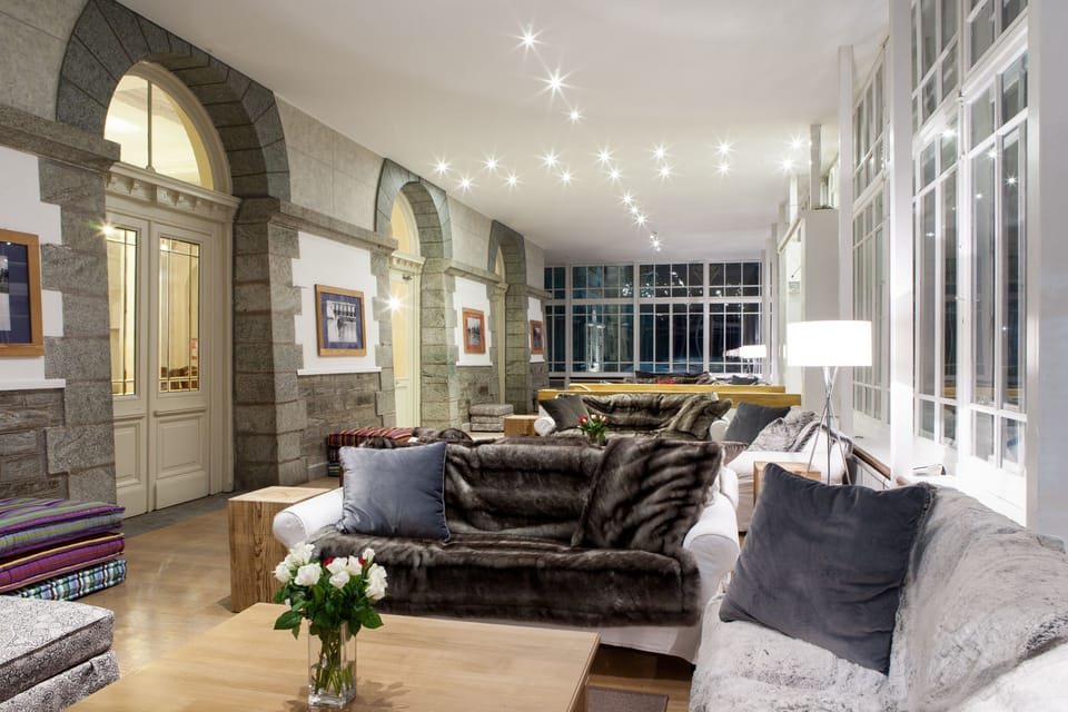 Lobby lounge