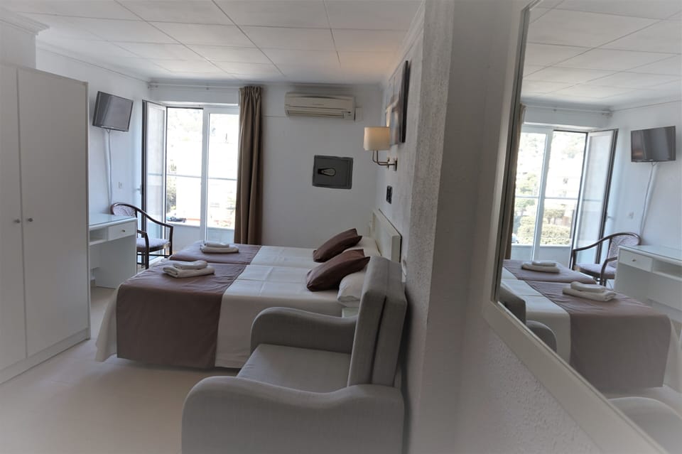 Standard Quadruple Room | Pillowtop beds, in-room safe, desk, free WiFi