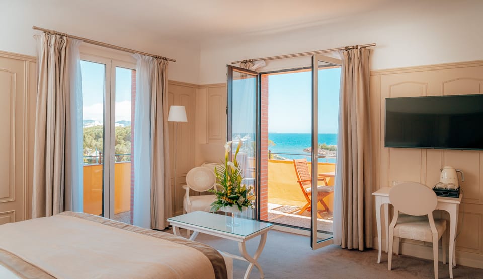 Deluxe Room, Balcony, Sea View | Minibar, in-room safe, individually decorated, individually furnished