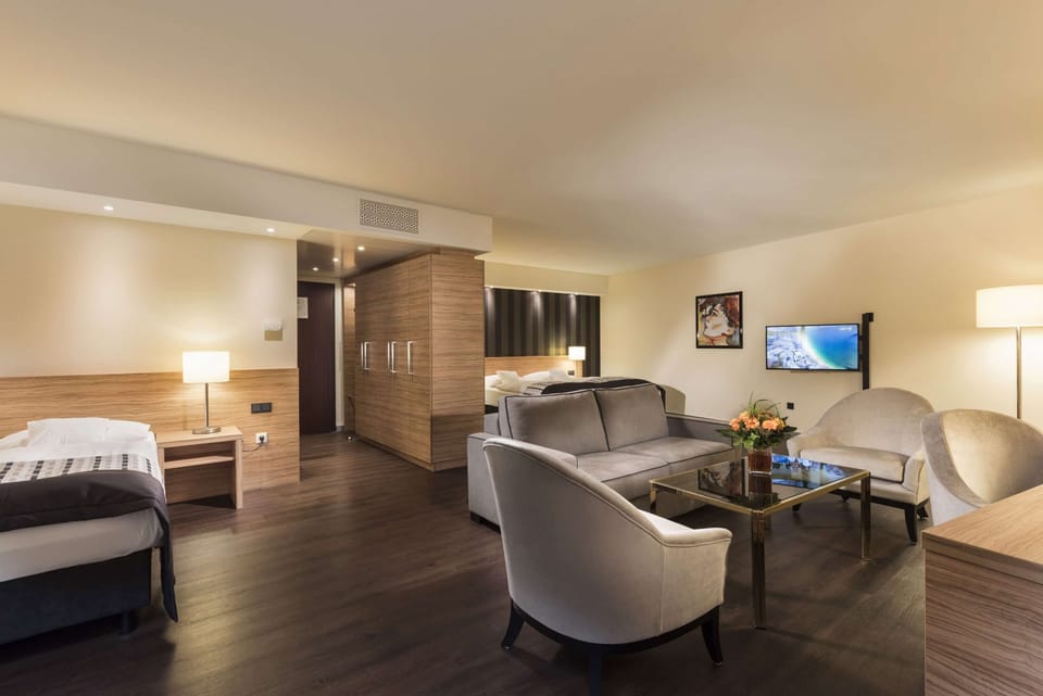 Hypo-allergenic bedding, in-room safe, desk, iron/ironing board