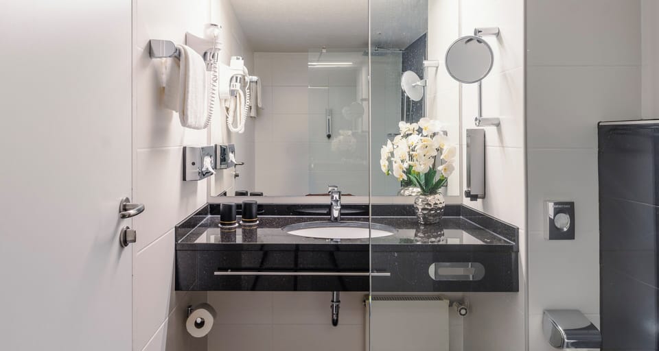 Suite | Bathroom | Shower, rainfall showerhead, hair dryer, towels