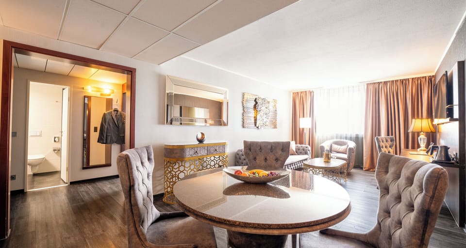 Suite | Hypo-allergenic bedding, minibar, in-room safe, individually furnished