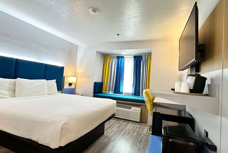 Standard Room, 1 Queen Bed | In-room safe, desk, soundproofing, cribs (free)