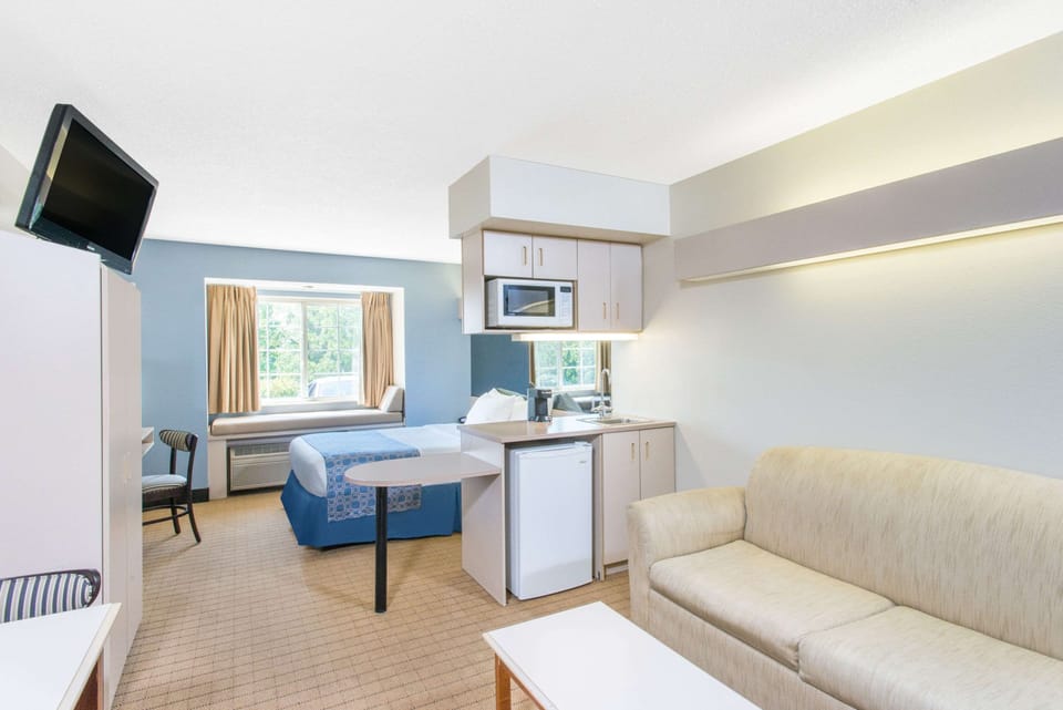 Suite, 1 Queen Bed, Non Smoking | In-room safe, desk, iron/ironing board, cribs/infant beds