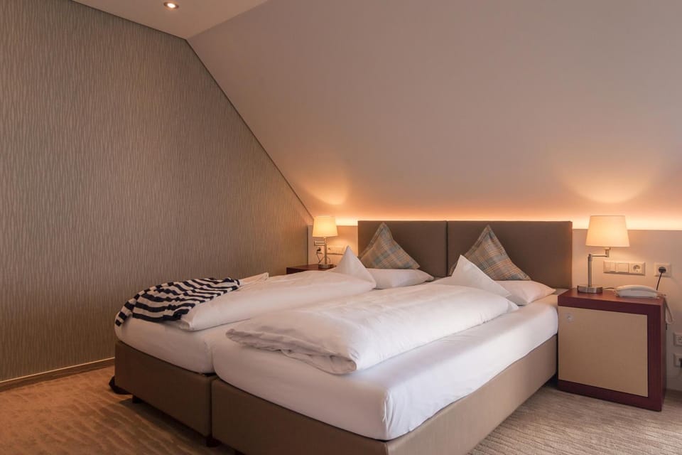 Hypo-allergenic bedding, minibar, in-room safe, desk